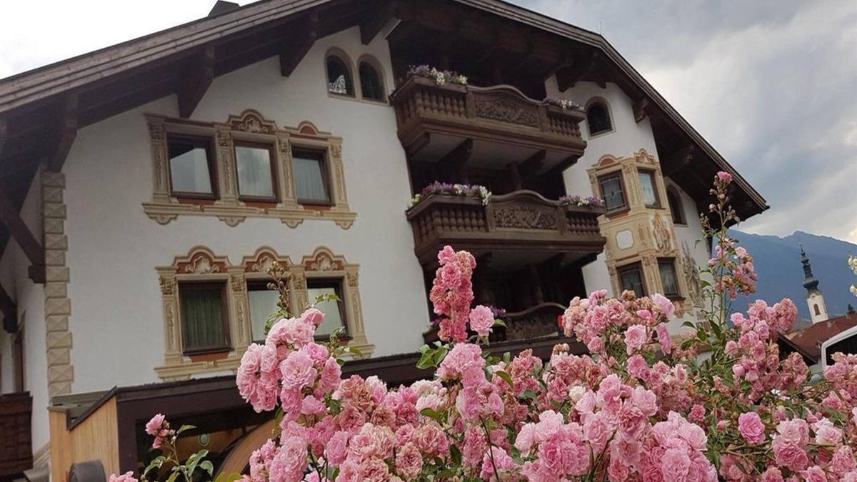 Zirl House | Triple room with shower or bath Bathroom, toilet - Hotel Tyrolis