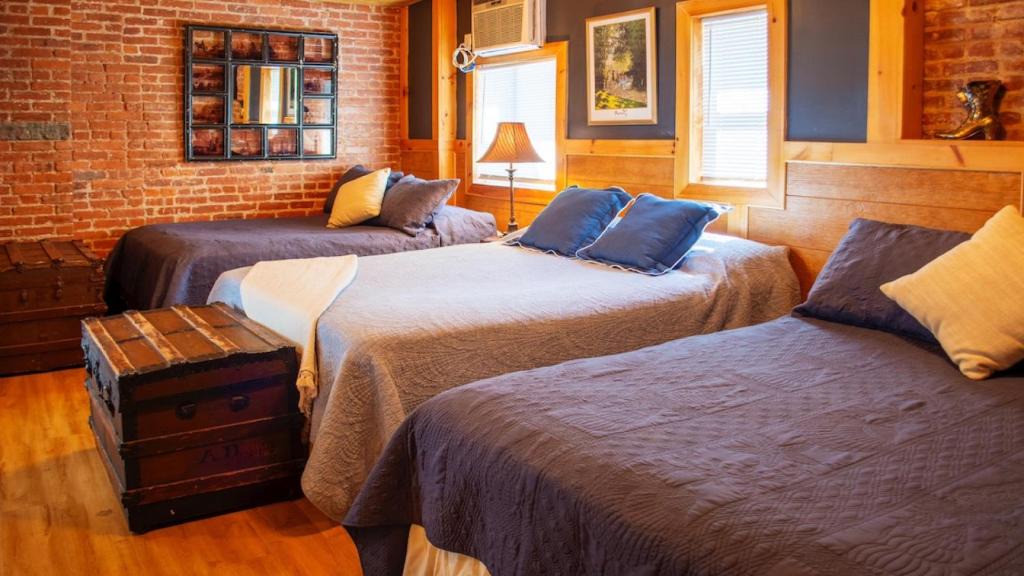 Union City Apartment | Triple See NY Now - Sleeps 41 -15 Mins to NYC