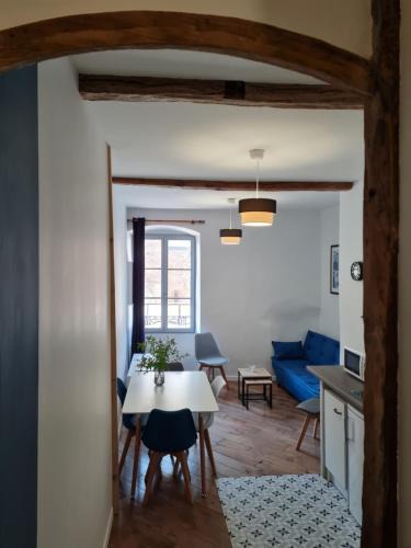 Foix Apartment | Triplex avec vue sur place du centre historique.
