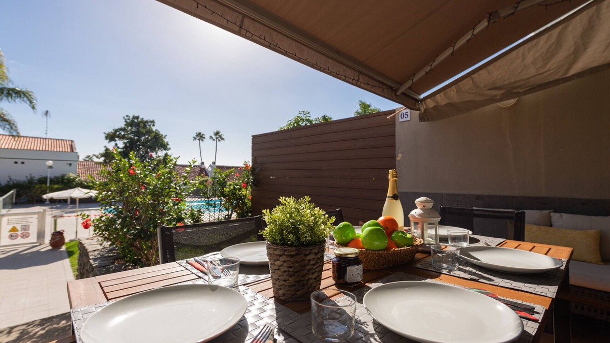 Pasito Blanco Ski Chalet | Tropical House with pool an beach walking distance