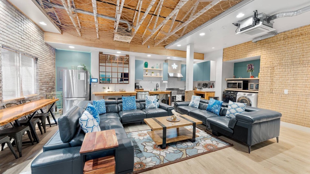 Stockton Hotel | Tropical 11BR Getaway + Yard for 40 Guests 3-Units