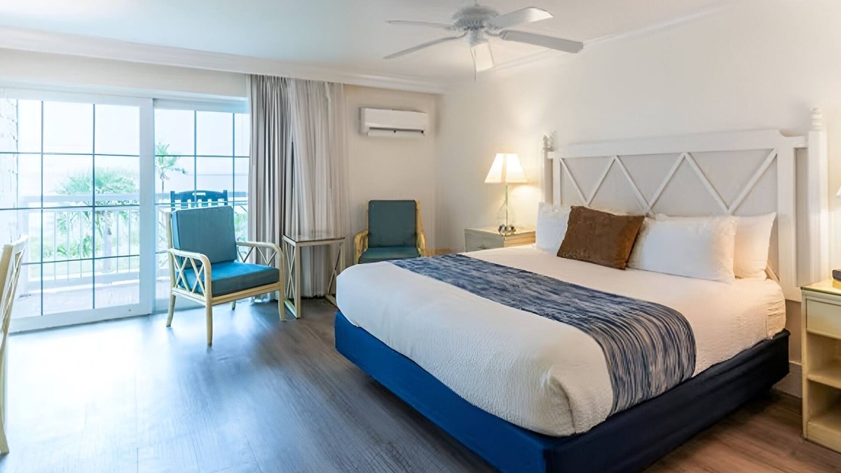 Captiva Hotel | Tropical Bliss | Unit w/Balcony & Kitchen – Perfect for Couples! | Onsite Pool