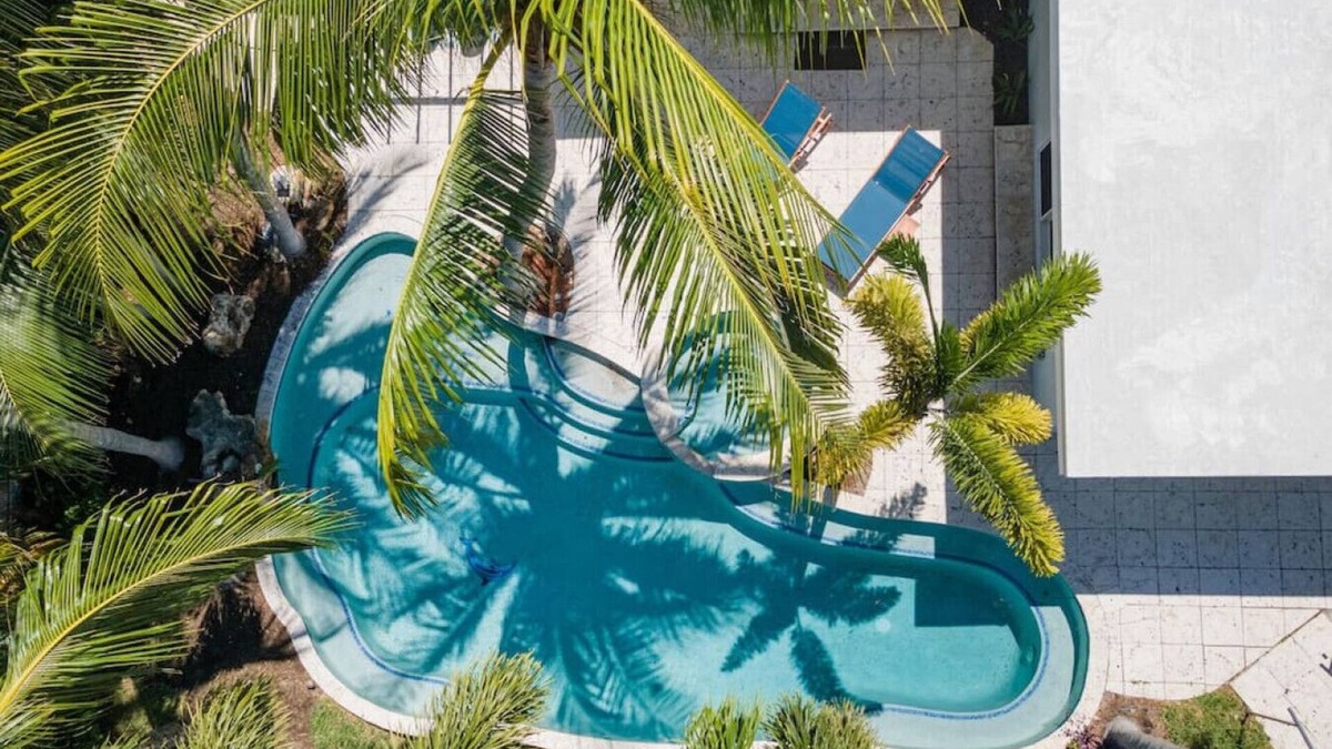 Pompano Isles House | Tropical Breeze and Palm Trees