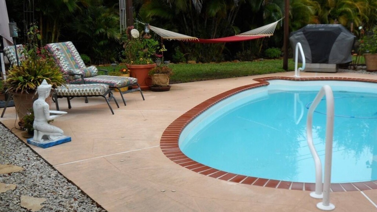 Vero Beach House | Tropical Breeze 🌞Heat Pool ✅Wifi ✅Fenced ✅Boat/RV Park ✅Kayak Bikes ✅Near Beach