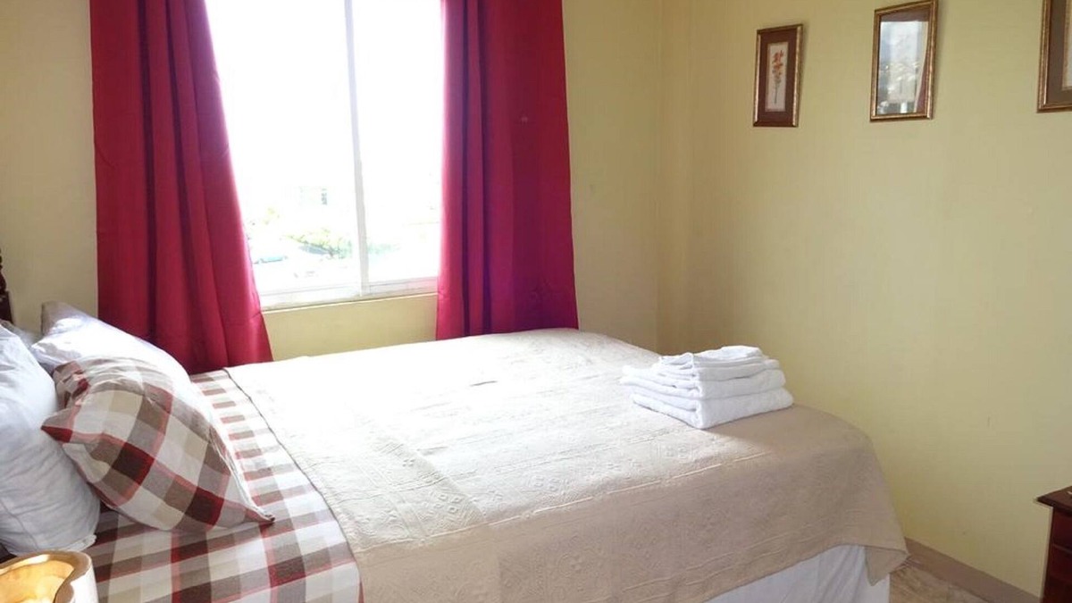 Eastwood Park House | Tropical Breeze Suite
