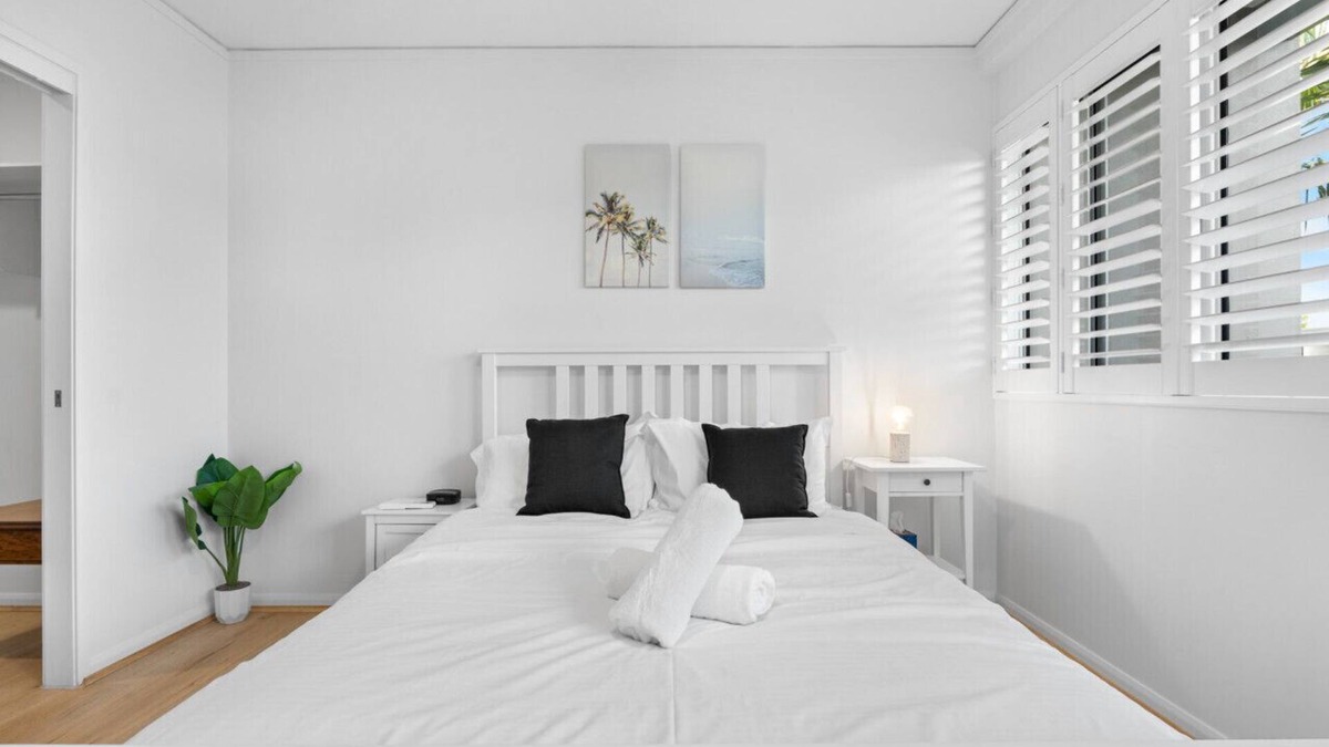 Bulimba Apartment | Tropical Bulimba 2BR Retreat | 2xParking & Netflix