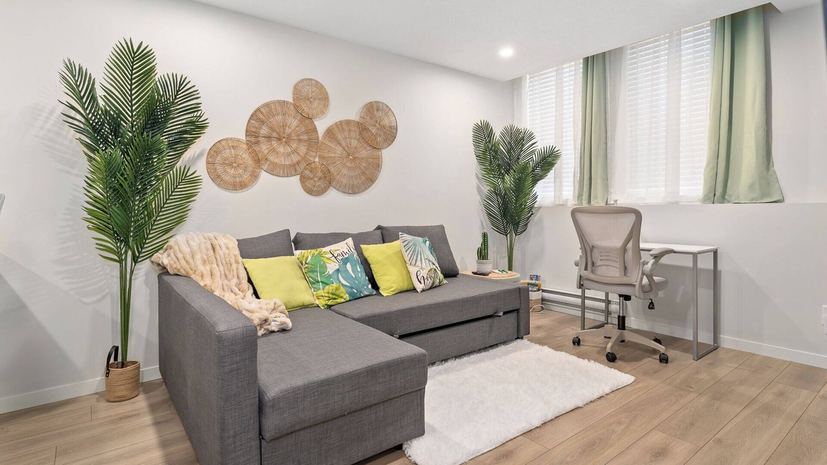 Cranston House | Tropical Caribbean-Themed Cozy Getaway- King Bed-Patio-Parking-Luxury