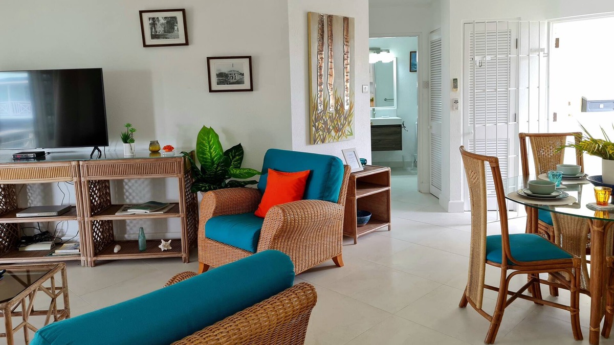 Hastings Condo | Tropical Condo Overlooking Pool & Garden