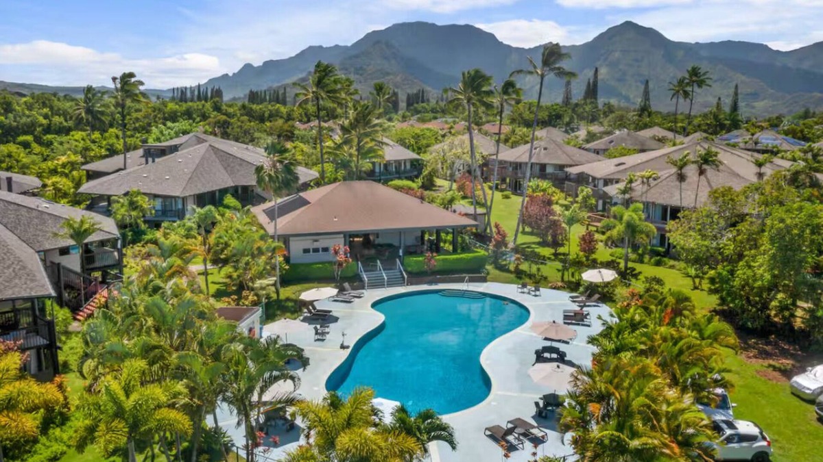 Kaiulani Condo | Tropical Garden Condo with AC and pool