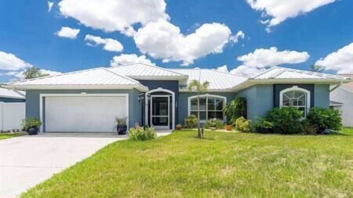 Port Charlotte House | Tropical Garden Hideaway