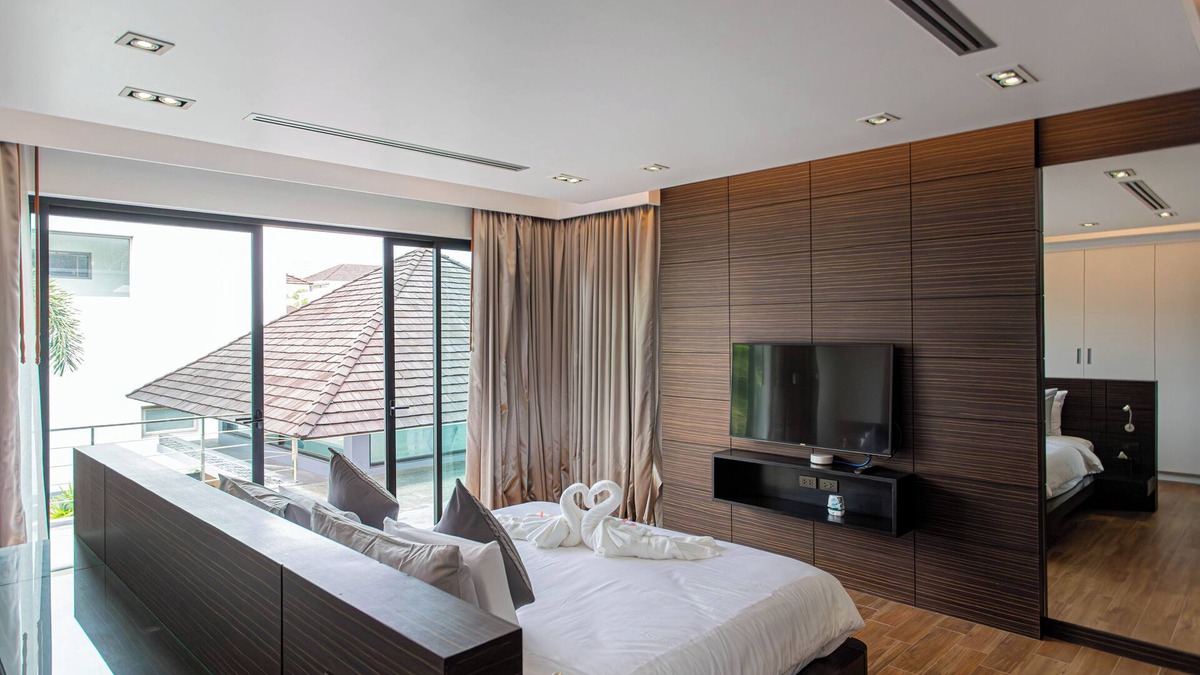 Choeng Thale Villa | Tropical Haven 4 Bedroom Pool Villa with BBQ & Karaoke