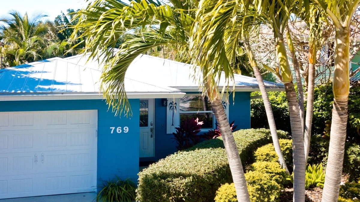 Anna Maria Cottage | Tropical Landscaped Beach Cottage with Heated Jetted Pool
