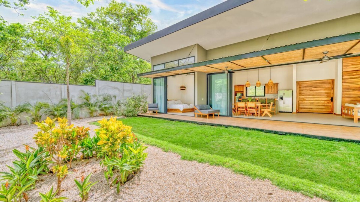 Rio Seco House | Tropical Modern 3-Bedroom House in Avellanas