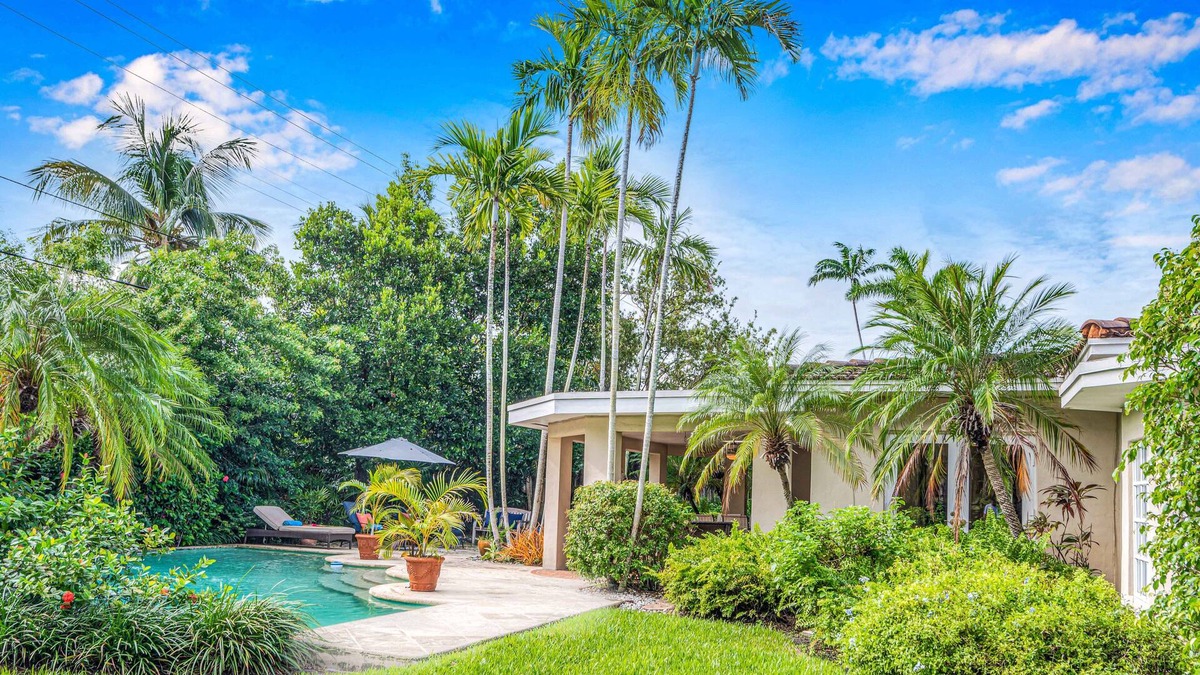 Harbor Beach House | Tropical Oasis | Beach Proximity | Heated Pool | Quiet Neighborhood | Lake Key | H0MES