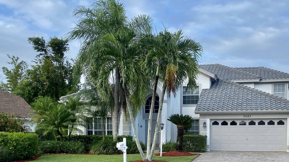 Crown Pointe House | Tropical Paradise on The Lake with Pool 10 minutes from the Beach