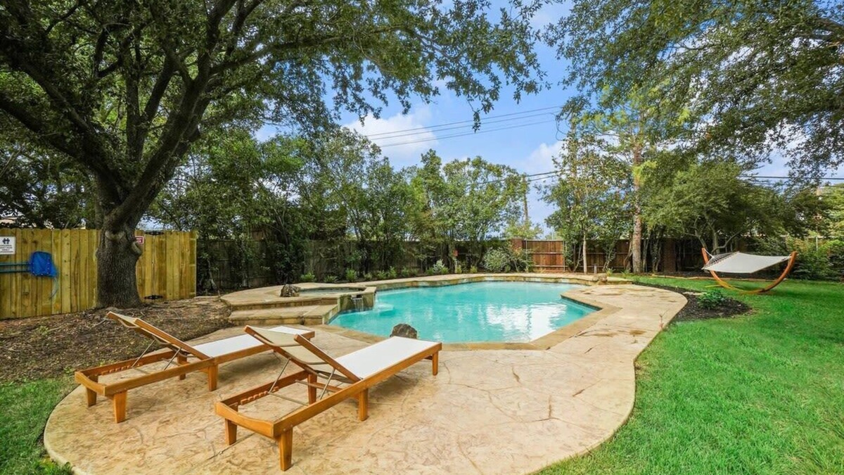 Flower Mound House | Tropical Pool Oasis - 5 BR, Foosbal, Cinema