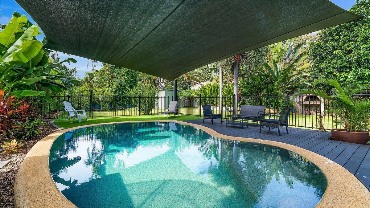 Jingili House | Tropical Retreat, Beautiful Pool & Aircon!