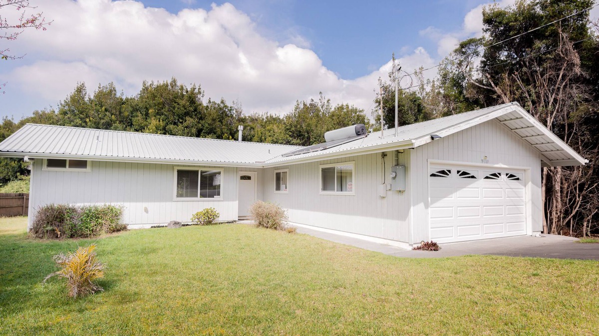 Volcano House | Tropical snowbird escape by world’s tallest volcano - lanai, yard & washer/dryer