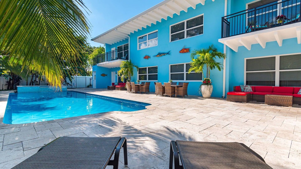 Palm Beach Shores Condo | TROPICAL TRANQUILITY⭐Singer Island 2/2⭐ Pool & Spa⭐ Walk to the Ocean