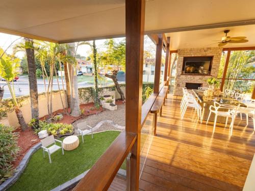 Sunnybank House | Tropical Tranquility Spacious Family Leafy Oasis