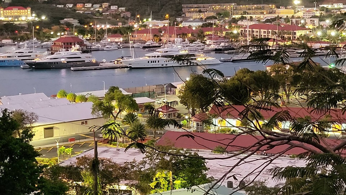 Havensight Apartment | Tropical Treasure - Solar, Battery Backup Contemporary Convenient Apt- Sleeps 4