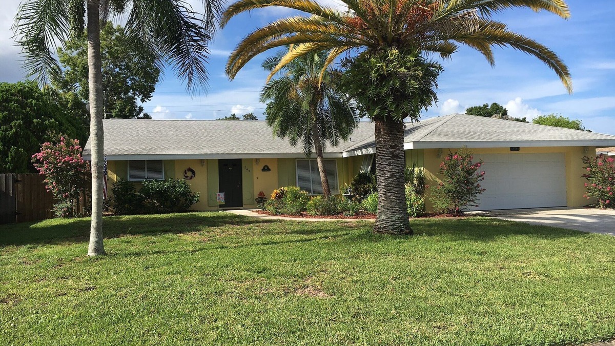 Venice East House | Tropical Venice East Bungalow Heated Pool Minutes to Restaurants, Beaches, Golf