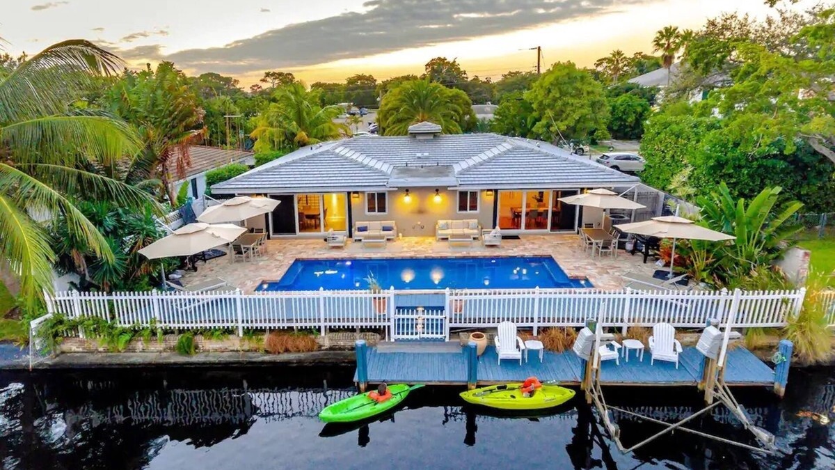 Wilton Manors Villa | Tropical Waterfront Shared Pool 2bd 2ba Duplex