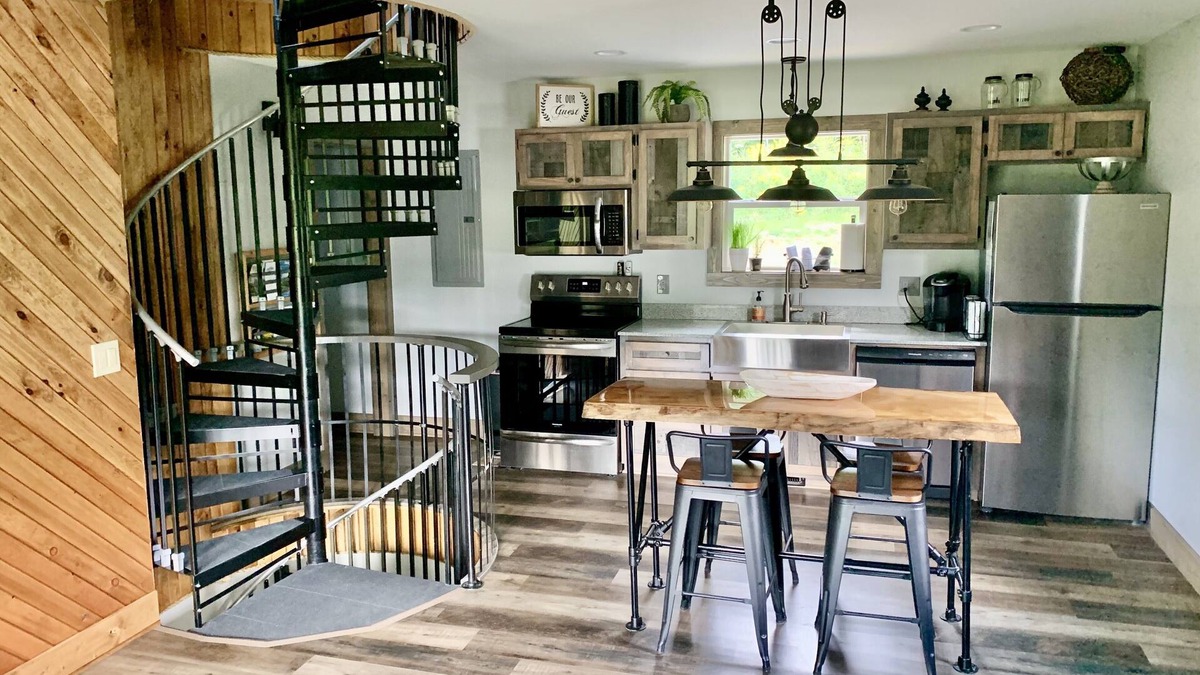 Sugar Grove Cabin | Trout Fish from your backyard! Hot Tub & 1 mi to VC Park!