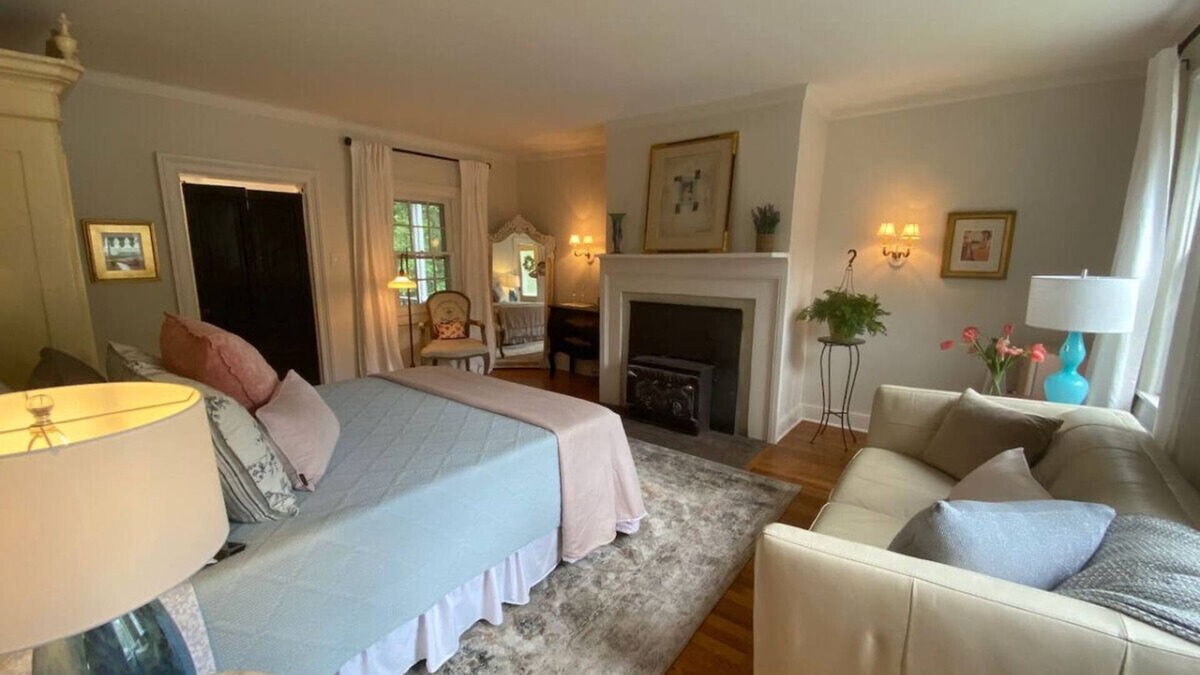 Harpers Ferry Apartment | Trouvaille House Suite 2 Parisian Apartment