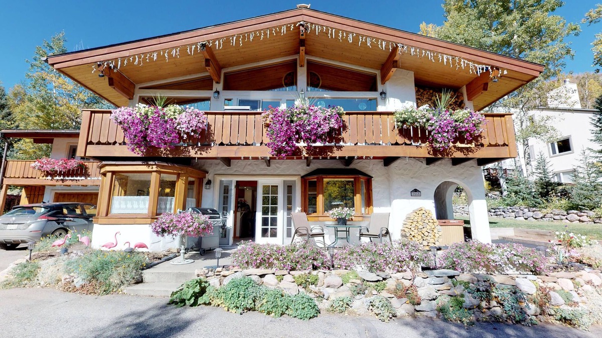 Vail House | True Bavarian Chalet-Lower Level with Private Hot-Tub ! amazing Mountain View’s