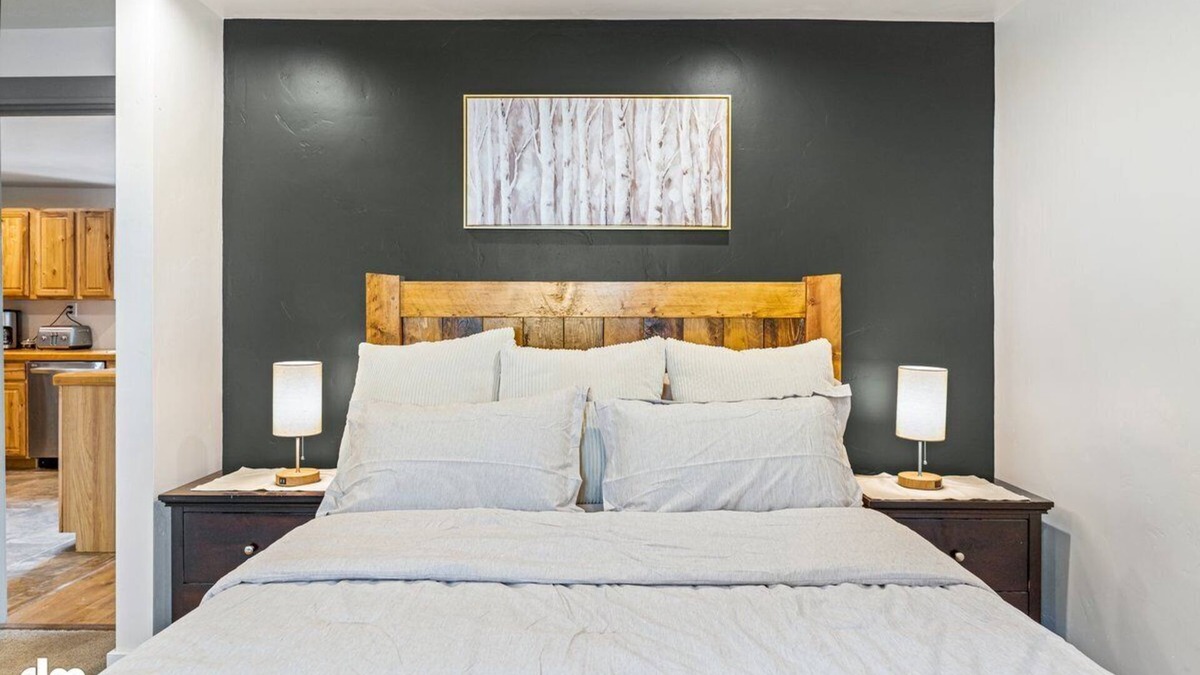 Northeast Anchorage House | True North Retreat-open concept, newly remodeled, backyard with fire pit