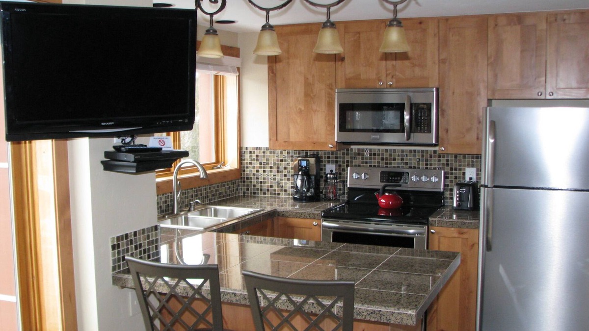 Peak 9 Condo | True Ski In/Out - King Size Bed Studio!