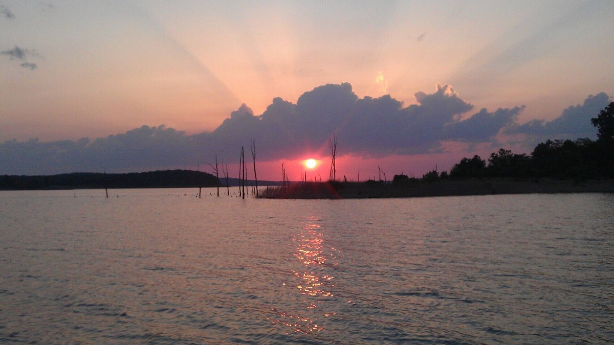 Warsaw Cottage | Truman Lake, Modern, Quaint, Private Cottage-Now w/Paved Drives & Queen Num Bed