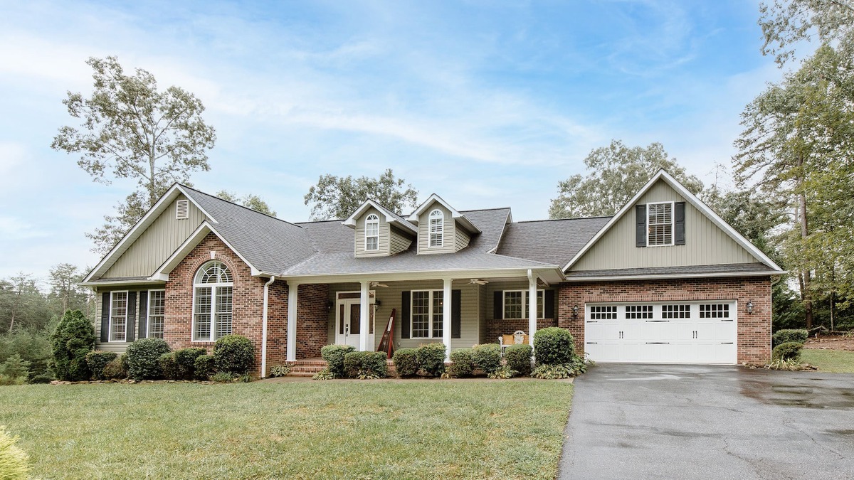 Tryon House | Tryon -Mins to TIEC-Ideal Location for Equestrians