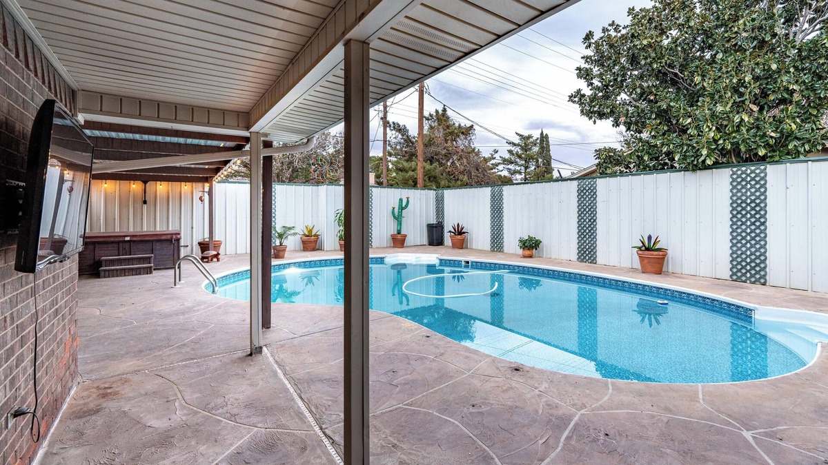 Lubbock House | TTU is 4 miles, 3Bd/2Ba with Pool/Hot Tub -"That Peaceful, Easy Feeling"