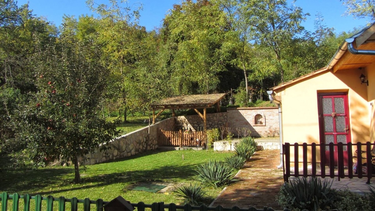 Kisbudmer Cottage | Tucked farmhouse with privatsphere, unobstructed landscape views