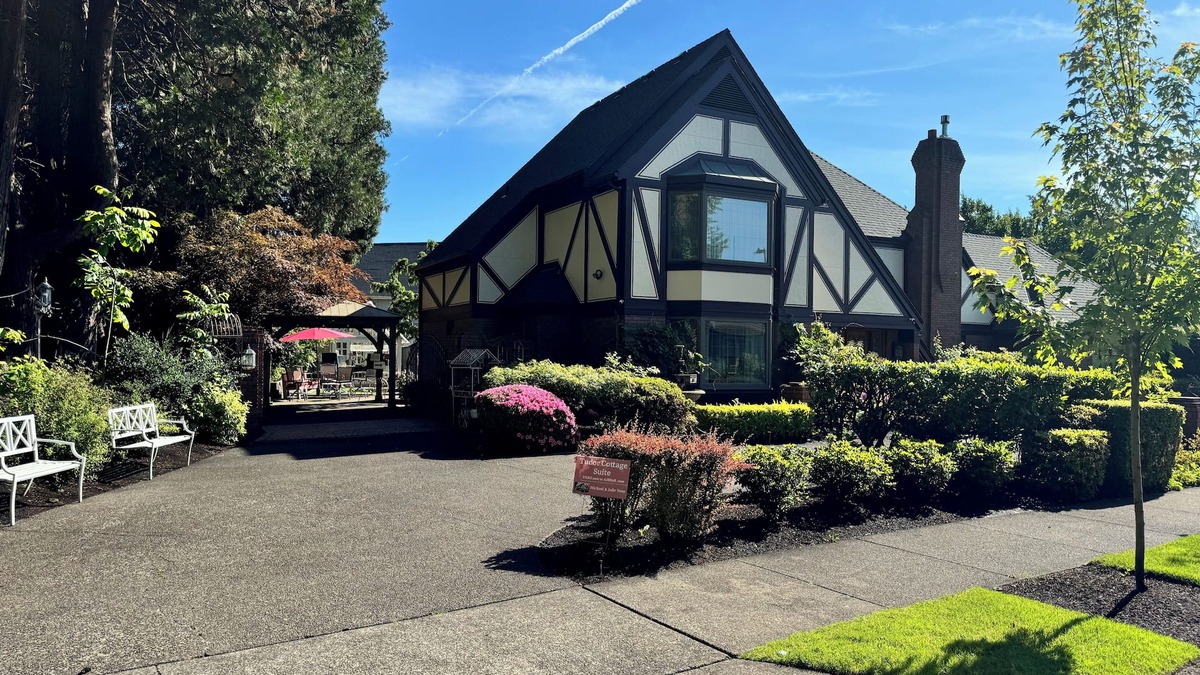 Harlow House | TUDOR COTTAGE SUITE - Autzen Stadium - PK Park - UO - Hayward Field