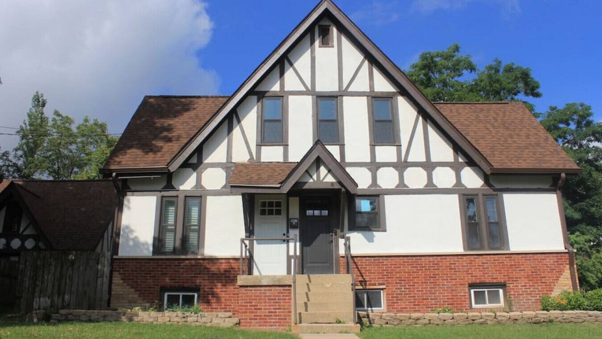 St. Charles Apartment | Tudor house stay-In Town Location!