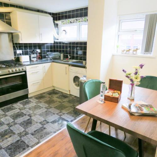 The Westside House | Tudors eSuites - 4 Bedroom City Centre House - 44M