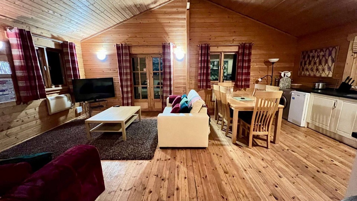 Ampney Crucis House | Tufty Lodge on the side of Lake Pochard