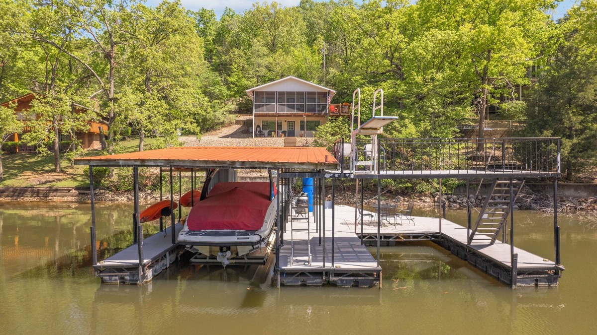 Camdenton House | Tulip House - 3 bedroom in back of cove