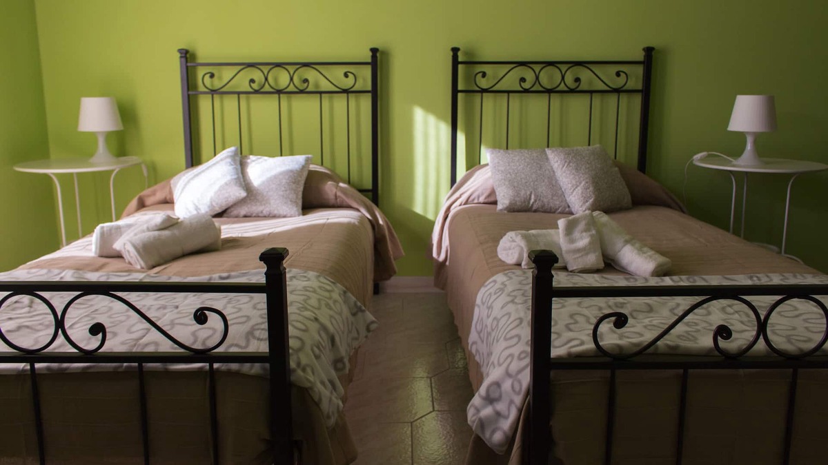 Aurelio Apartment | TULIP ROOM WITH BALCONY IN APARTMENT NEAR SAN PIETRO up to TWO PEOPLE
