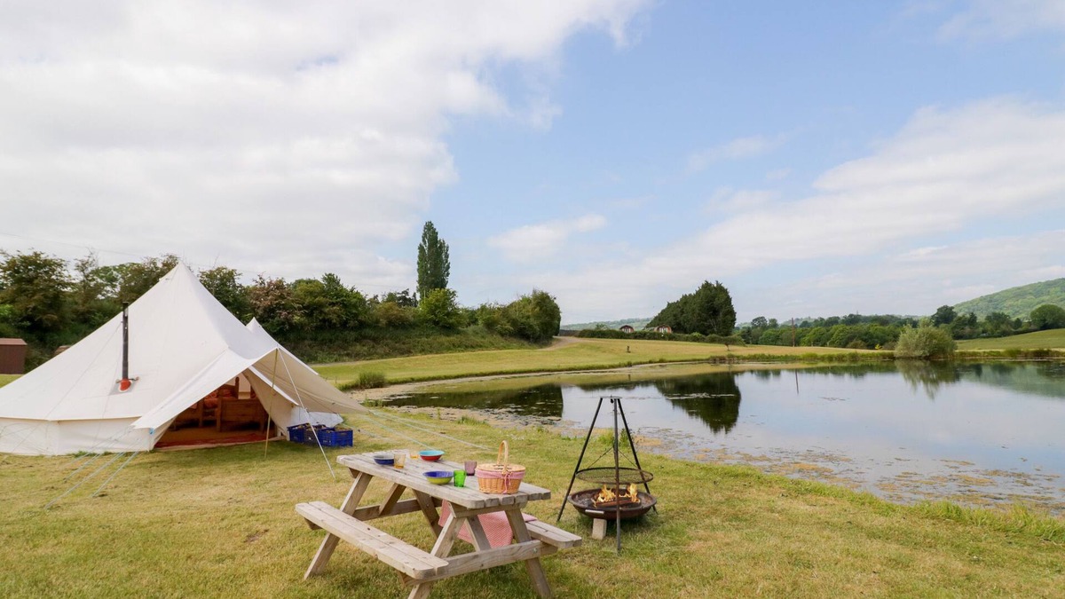 Great Witley Cottage | TUMBLING TOM, pet friendly, with open fire in Great Witley