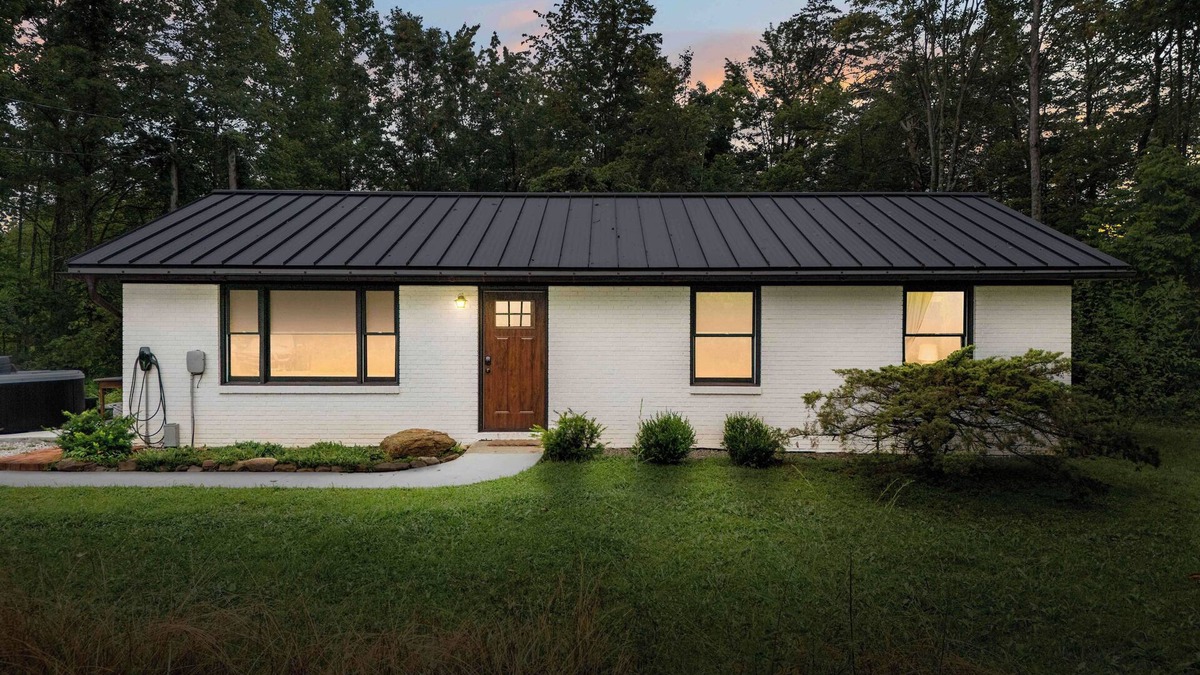 Frenchburg House | Tupelo Honey Home *EV Charger, Hot Tub, Solar Powered!*