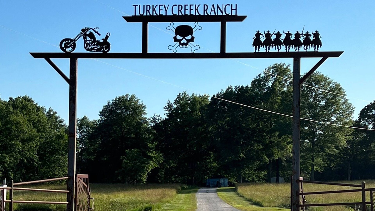 Osceola Cabin | Turkey Creek Barndominium home in country setting located in Osceola, Missouri