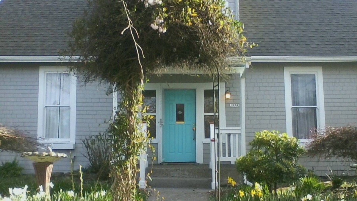 Carnation House | Turn of the century farmhouse with modern day appeal! walk to downtown, and PU!