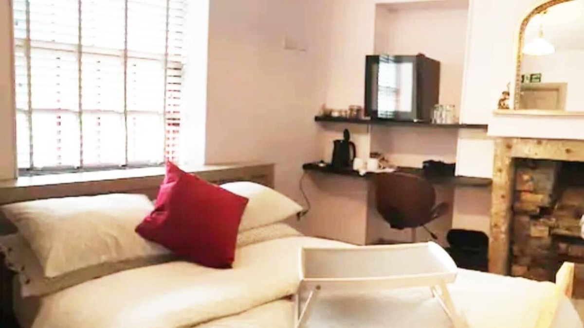 Burnley Cottage | Turner - En-suite Room in Canalside Guesthouse