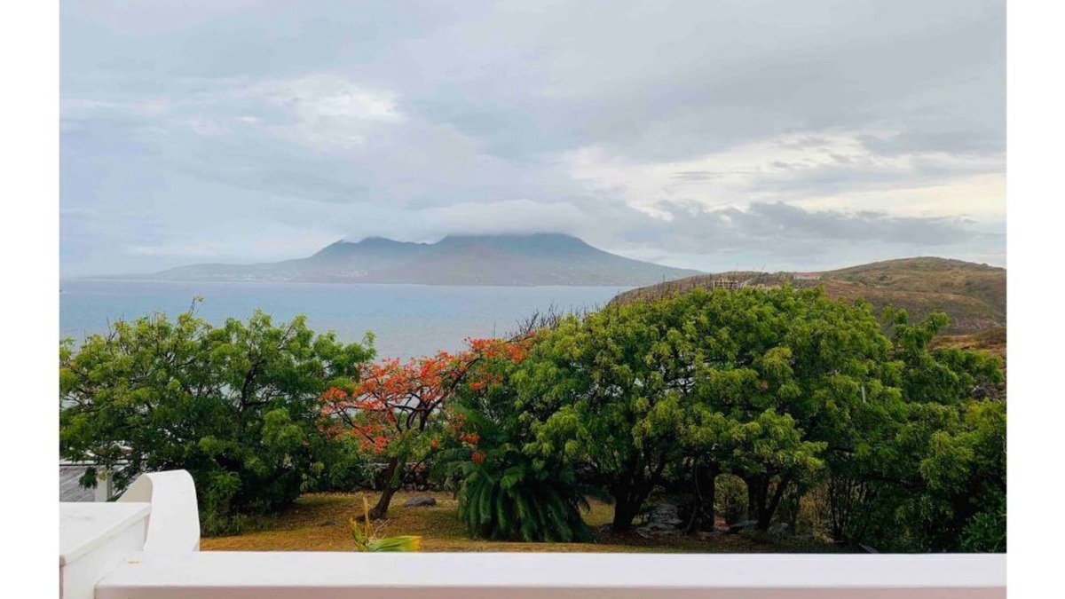 Frigate Bay House | Turtle beach White House(3)luxury romantic cottage