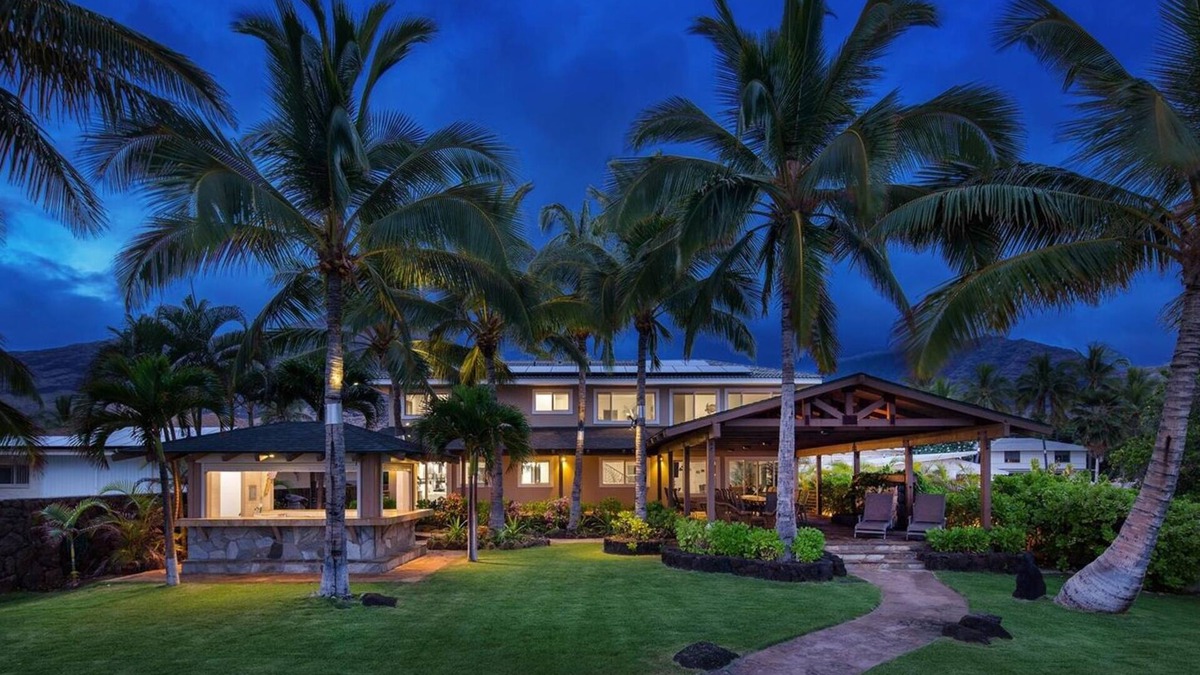 Makaha House | Turtle House by AvantStay | Oceanfront Group Retreat w/Patio + Views