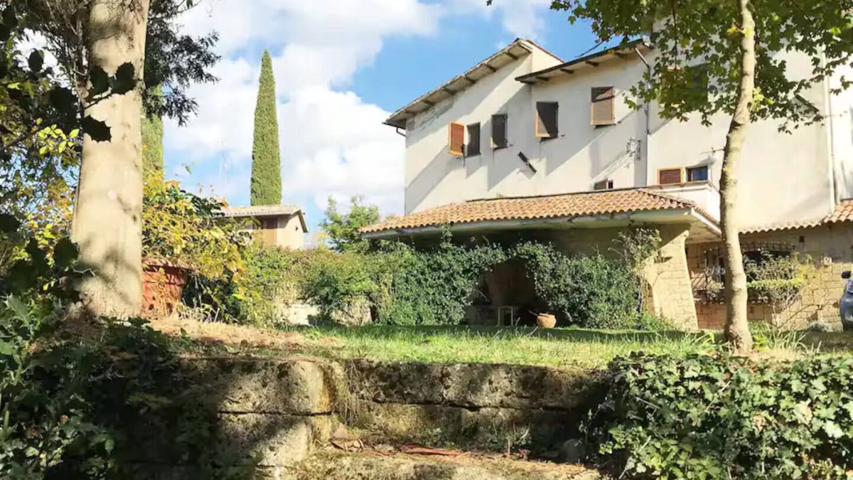 Sorano Villa | Tuscan villa with garden near Saturnia